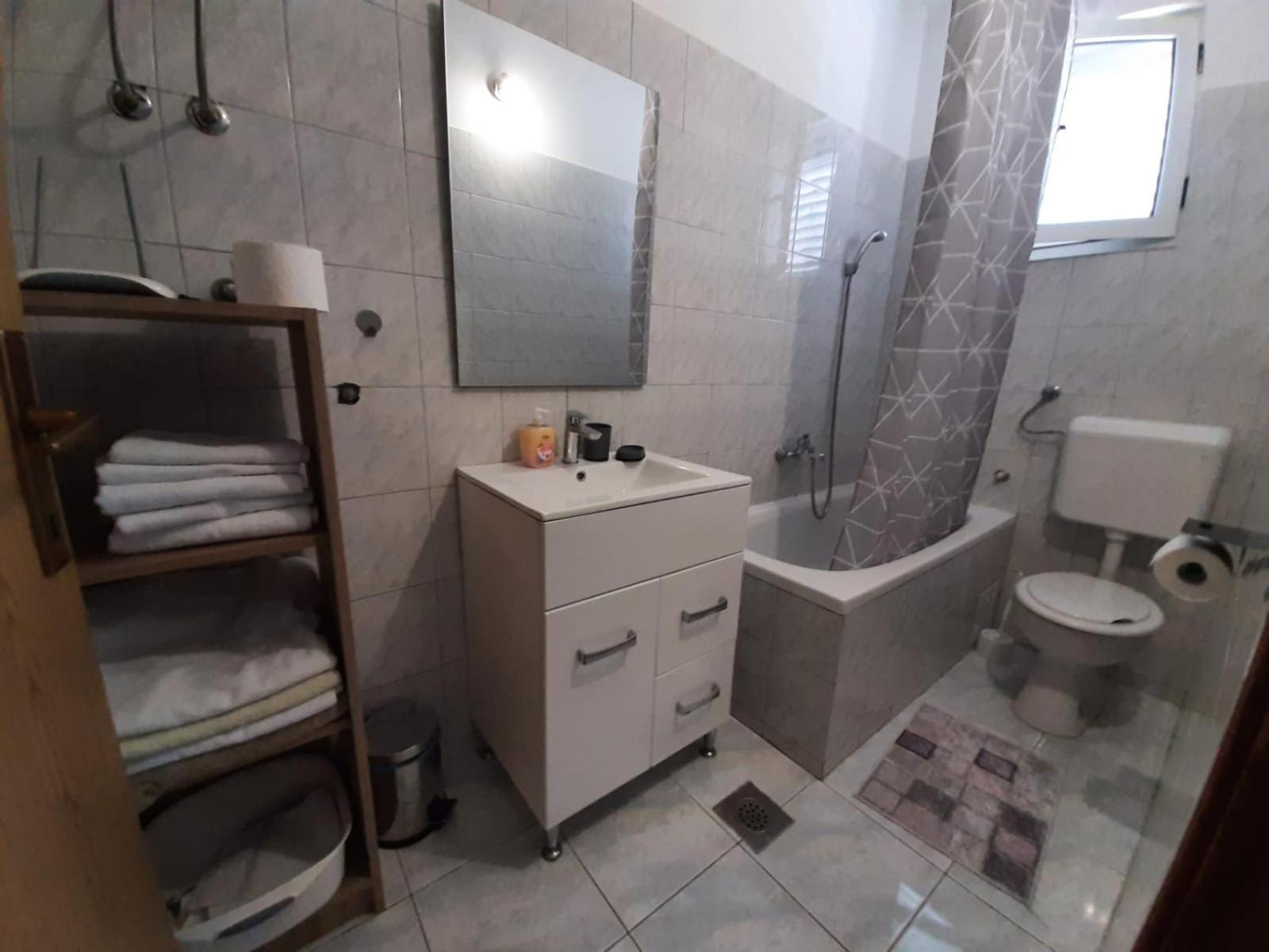 Apartman Jadranka Rogotin Eksteriør bilde